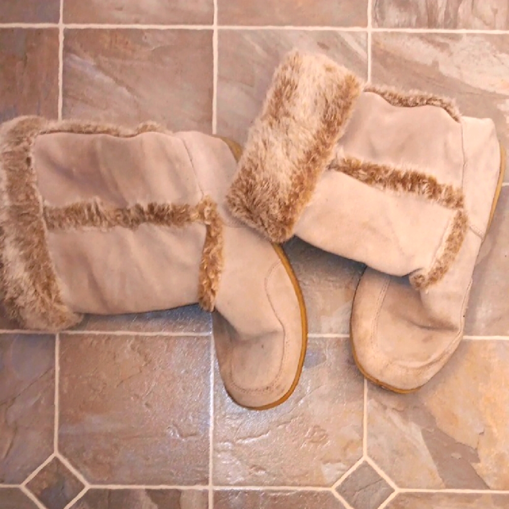 Cozy Tan Fur-Lined Women's Boots